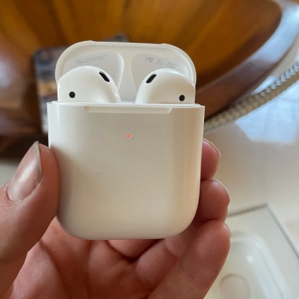 Apple White Wireless Earbuds Headset